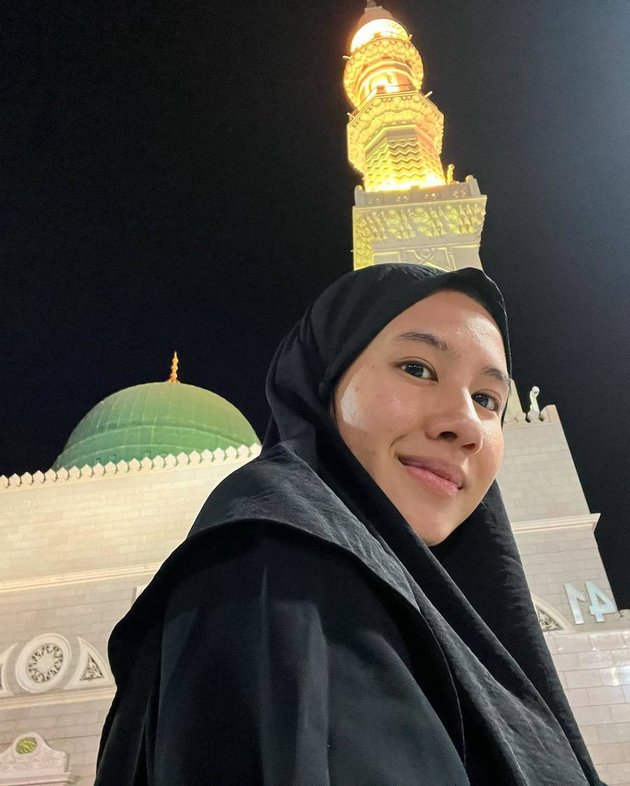 Often Mistaken for Non-Muslim, 8 Portraits of Shenina Cinnamon Performing Umrah in the Holy Land - Beautiful with Hijab