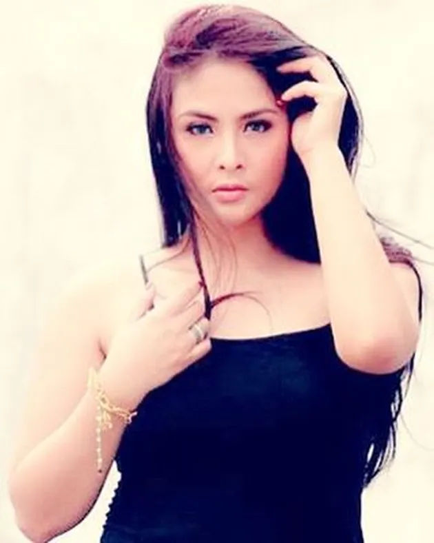 Ini adalah Audy beberapa tahun silam ketika dirinya masih aktif di dunia hiburan. Ia merupakan salah satu artis idola publik, karena suaranya yang kece dan juga kecantikan parasnya.