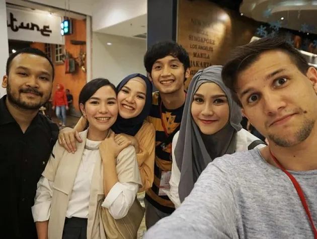 SERING KE RUMAH ZASKIA ADYA MECCA, STUART COLLIN JADI 