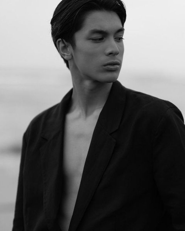 Serious Dive into the World of Modeling, Peek at Eddy Meijer's Photoshoot Portraits, Maudy Koesnaedy's Son, at the Beach - Emitting a Professional Model Aura