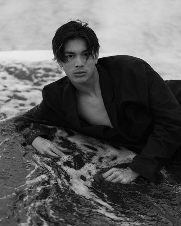 Serious Dive into the World of Modeling, Peek at Eddy Meijer's Photoshoot Portraits, Maudy Koesnaedy's Son, at the Beach - Emitting a Professional Model Aura