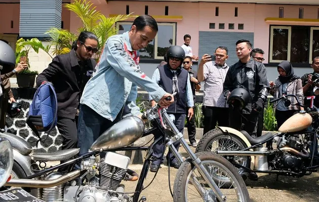 jokowi naik motor gede