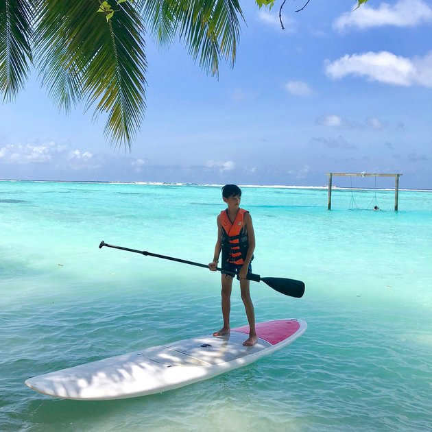 Selain itu, Armand juga terlihat asyik berolahraga paddling di laut yang tenang. Birunya laut membuat mereka betah sekali berlama-lama.