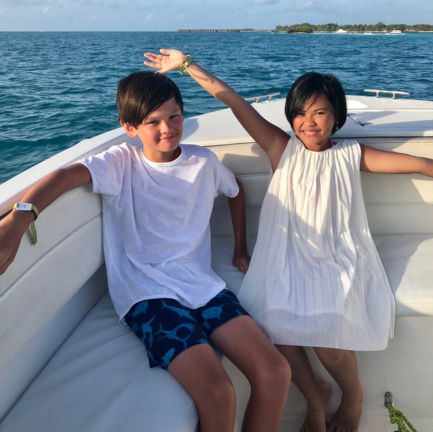 Meski cuaca cukup terik namun tak lantas menghalangi mereka untuk melakukan hal seru lainnya. Dengan naik perahu, Farah mengajak anak dan keponakan berlayar ke tengah laut.