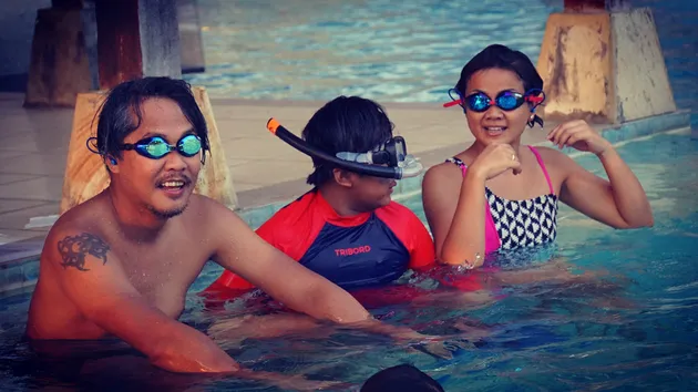 Liburan Ernest Prakasa