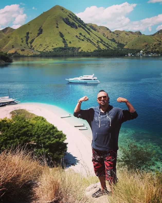 Liburan Ernest Prakasa