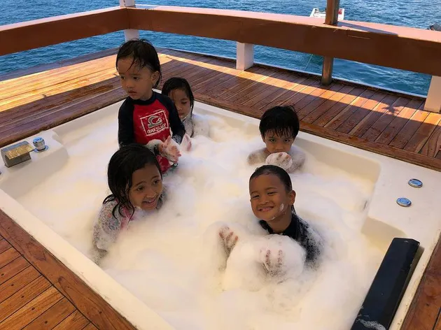 Liburan Ernest Prakasa