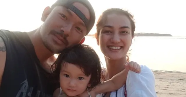 Rio Dewanto dan Keluarga