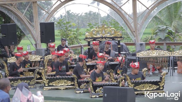 Jazz Gunung dibuka dengan penampilan Lalare Orkestra yang merupakan grup musik perpaduan tradisional dan string instrumen. Satu hal yang menarik, para personel adalah generasi muda Banyuwangi yang masih belasan tahun!