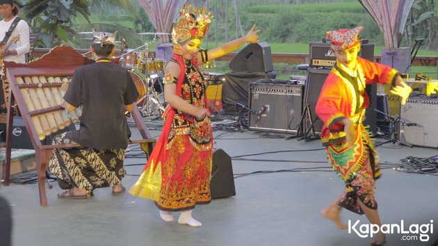 Jazz Gunung Ijen juga kedatangan penari Gandrung. Kehadiran para penari ini membuat penonton amat antusias. Apalagi di tengah viralnya kisah 'Desa Penari'.