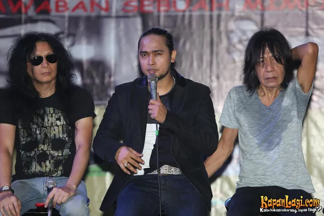 Dan saat peluncuran album perdana ini pun, mereka didukung banyak musisi tenar seperti Ian Antono.