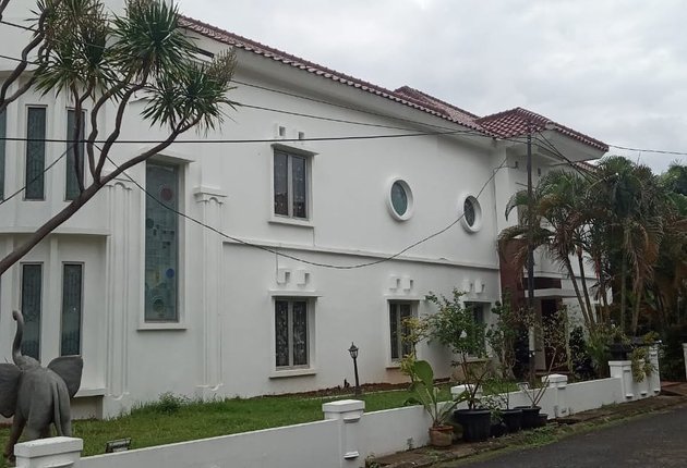 After Being Hit by Jakarta Floods and Covered in Mud, 6 Sightings of Eko Patrio's House Now Clean Again with White Paint
