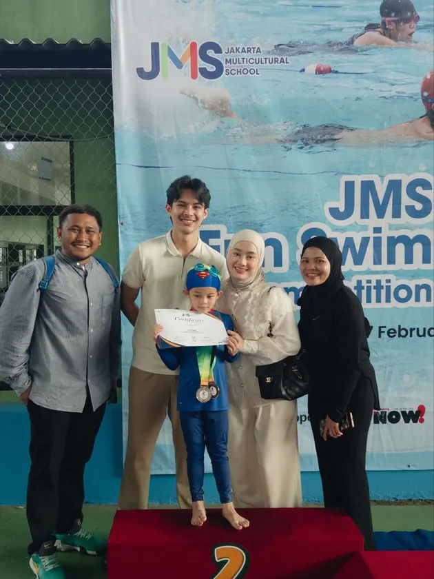 Shaka Ikut Lomba Renang dan Menang