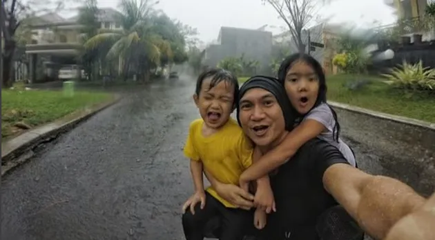 SHEILA MARCIA MUDIK KE BALI, LETICIA MAIN HUJAN BERSAMA 