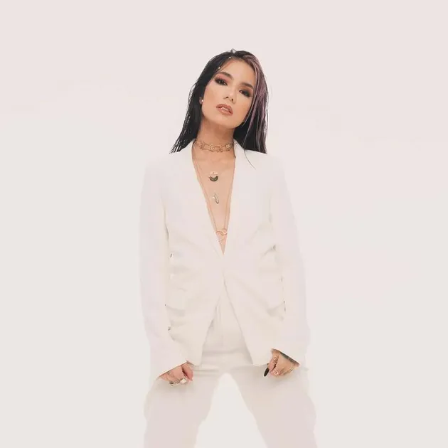 Sheila Marcia Pakai Blazer Putih