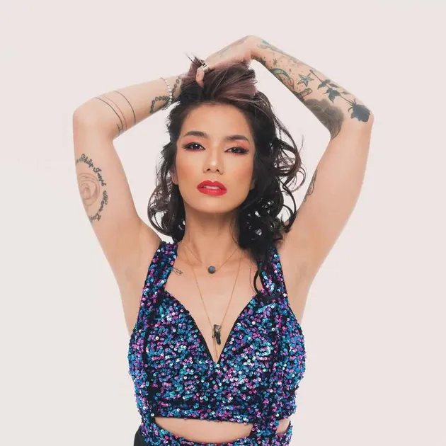 Sheila Marcia Tangan di Kepala