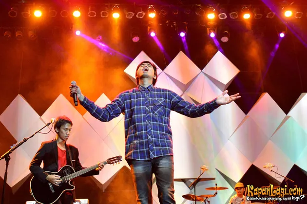 Lagu yang berjudul Selamat Datang membuka penampilan mereka malam itu. Lagu ini adalah sebagai perkenalan kepada para penikmat jazz bahwa SO7 bakal membawakan warna musik yang berbeda malam itu. Panggung Java Jazz milik SO7 malam itu!