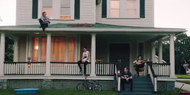 Klip She\&#039;s Kinda Hot\&#039;, Kisah Nyata Ashton Irwin 5 SOS?