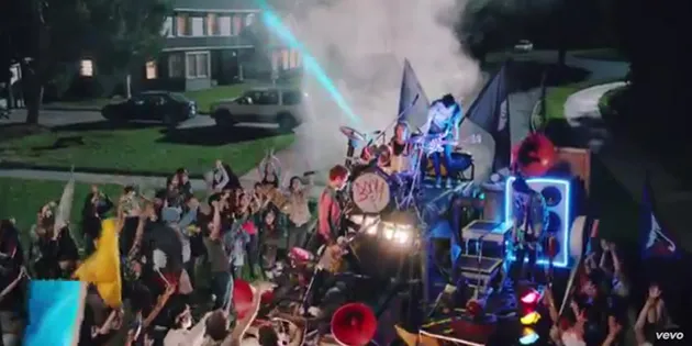 Klip She\&#039;s Kinda Hot\&#039;, Kisah Nyata Ashton Irwin 5 SOS?