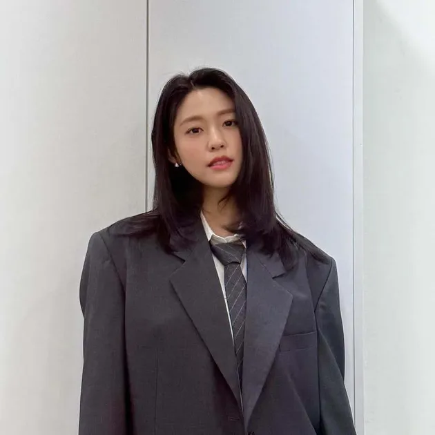 Seolhyun Pakai Jas