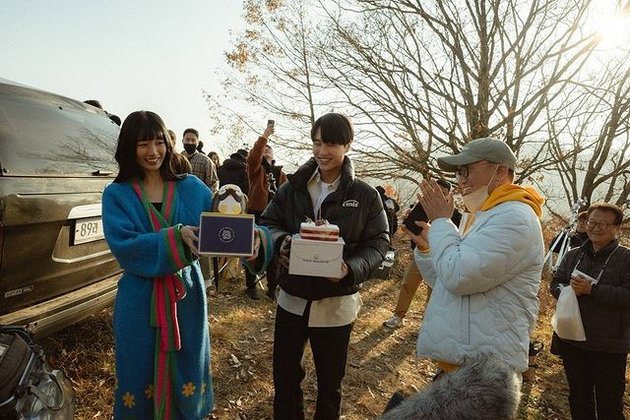 Beautiful and Attentive, Suzy Turns Out to Give a Rp 5 Million Expensive Scarf as a Gift for DOONA Crew!