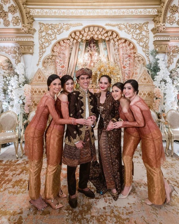 Sama seperti di pernikahan Jessica Mila, kali ini Febby Rastanty kembali bertugas sebagai bridesmaid di hari bahagia Enzy Storia dan Maulana Kasetra.