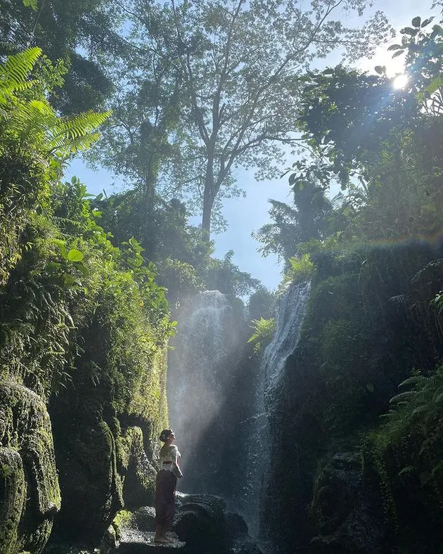 Millen Cyrus Jalani Upacara Melukat