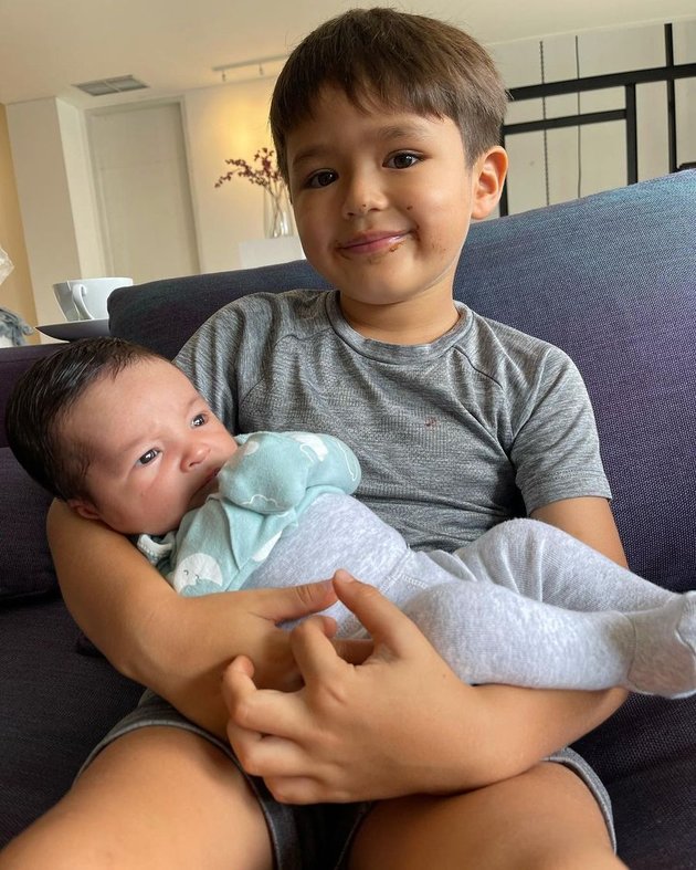 Inilah foto El Barack momong Baby Aizen, saudara sepupunya. Baby Aizen adalah anak dari Erick Iskandar, kakak Jessica Iskandar.