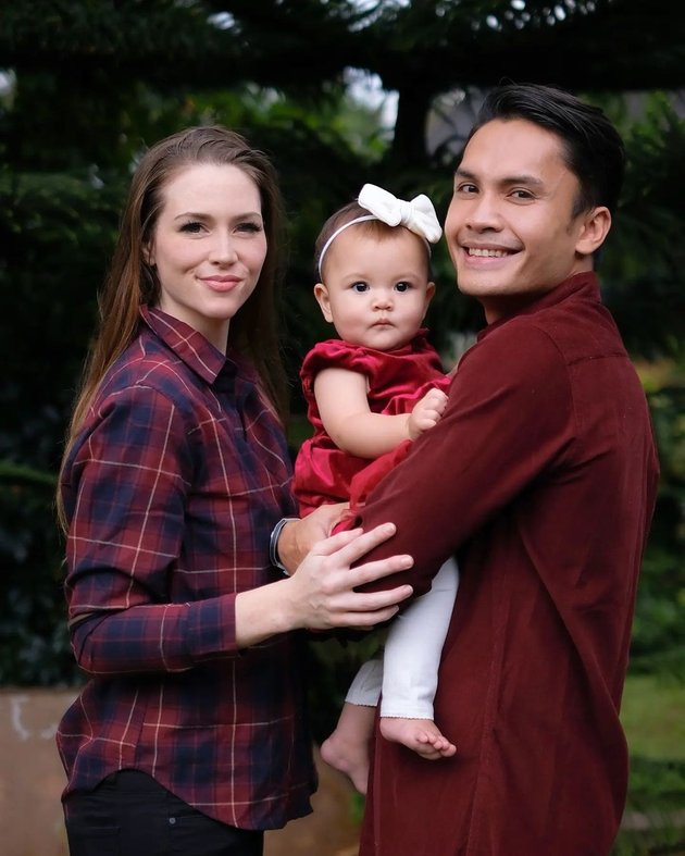 Ready to Welcome the Birth of Second Child, Check Out 8 Hot Daddy Randy Pangalila's Photos When Taking Care of His Daughter