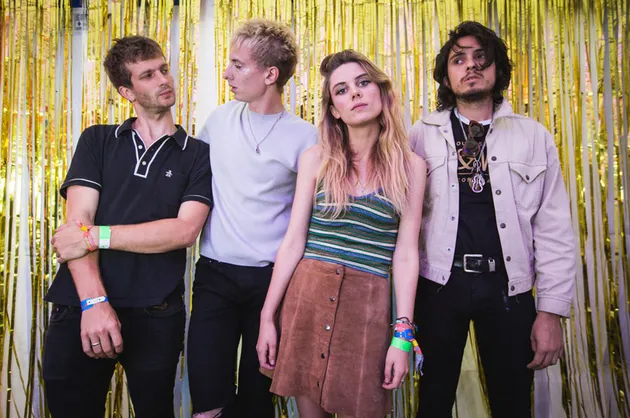 Band grunge yang terkenal dengan nama panggung Wolf Alice ini sempat berfoto di sebuah sudut, di belakang panggung, sesaat sebelum mereka tampil mengguncang Glastonbury. Keren!