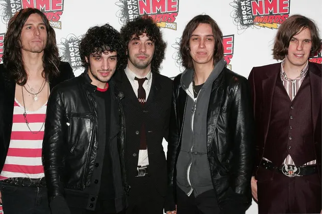 Band Amerika dengan tatanan sound musik Brit-pop ini memanggil dirinya sebagai The Strokes di awal 2000an saat sama-sama menempuh masa kuliah di New York University.