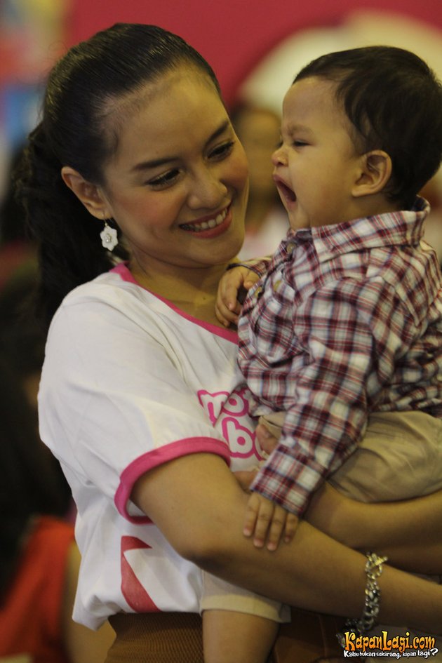 IBU-IBU MUDA NAN CANTIK, SUAMINYA GANTENG NGGAK SIH ...