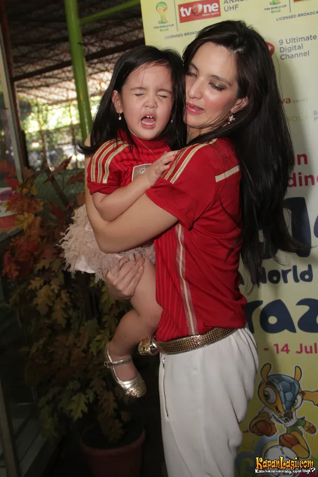 selebriti muda dan anaknya, ibu muda, cantik, suami artis