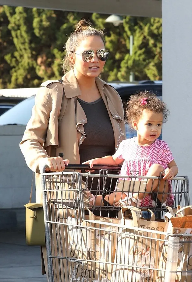 Chrissy Teigen &amp; Baby Luna