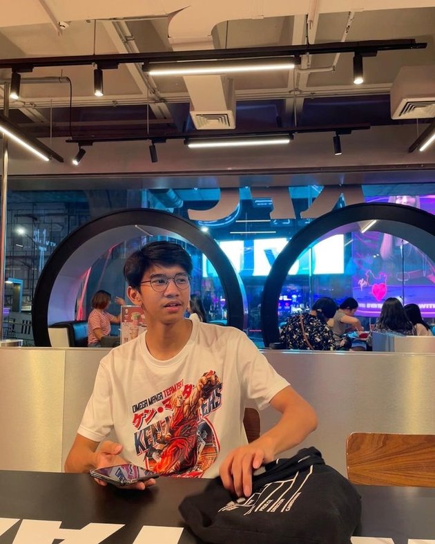 Ayman Modjo kini sudah genap berusia 17 tahun. Wajahnya semakin tampan dan mirip dengan sang ayah, Duta Sheila on 7.