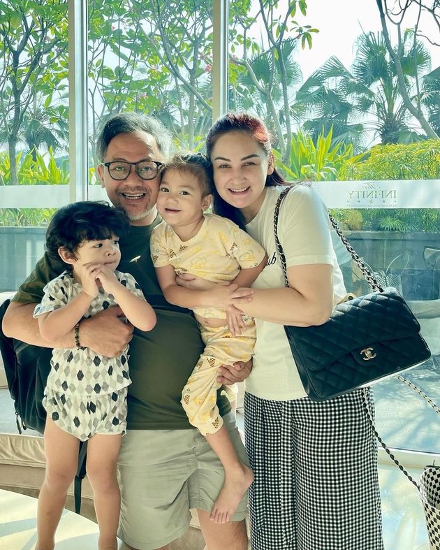 Busy Shooting the Soap Opera 'DIA YANG KAU PILIH' Almost Every Day, Here are 8 Photos of Mona Ratuliu and Indra Brasco who Still Have Time for Their Children