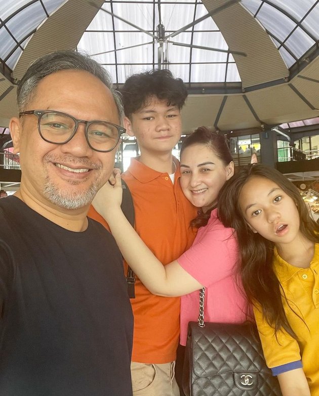 Busy Shooting the Soap Opera 'DIA YANG KAU PILIH' Almost Every Day, Here are 8 Photos of Mona Ratuliu and Indra Brasco who Still Have Time for Their Children