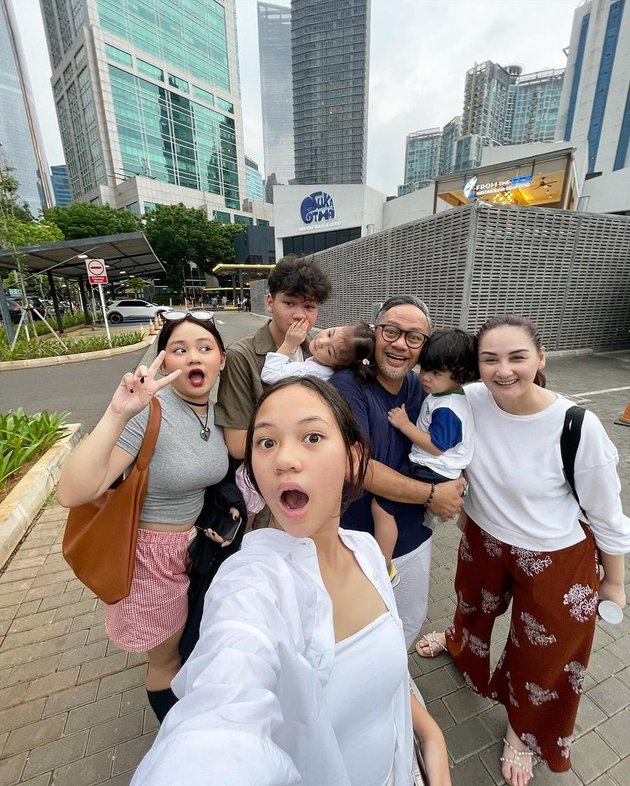 Busy Shooting the Soap Opera 'DIA YANG KAU PILIH' Almost Every Day, Here are 8 Photos of Mona Ratuliu and Indra Brasco who Still Have Time for Their Children