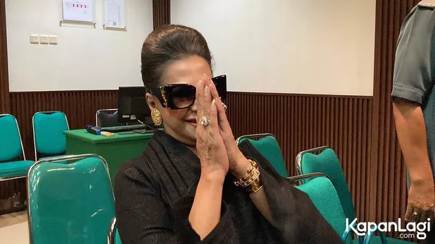 Ibu Tasya Farasya Duduk