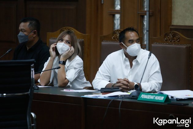 6 Portraits of Nia Ramadhani and Ardi Bakrie Wearing White Shirts Together at the Drug Case Trial, Playfully Tossing Their Hair!
