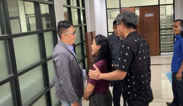 Heating Up! 10 Photos of Nirina Zubir Engaging in a Verbal Argument with the Former ART's Lawyer After the Trial
