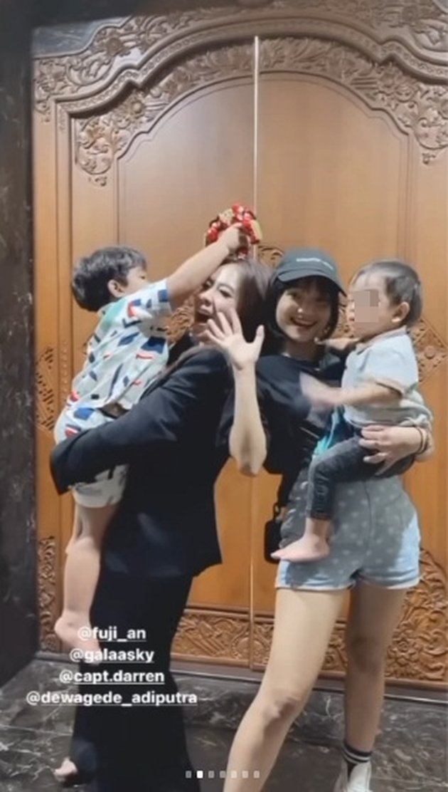 Inilah momen saat Fuji dan Gala berada di acara kumpul-kumpul bersama para ibu lainnya. kedekatannya bak I=ibu dan anak.