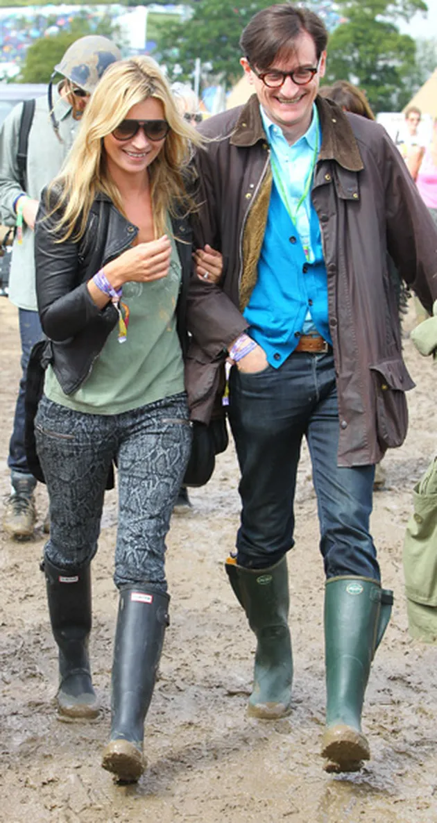 Lihatlah, Kate Moss pun hadir dalam acara ini. Ia pun tak mau ketinggalan untuk bersenang-senang, dengan tak lupa membawa boots!