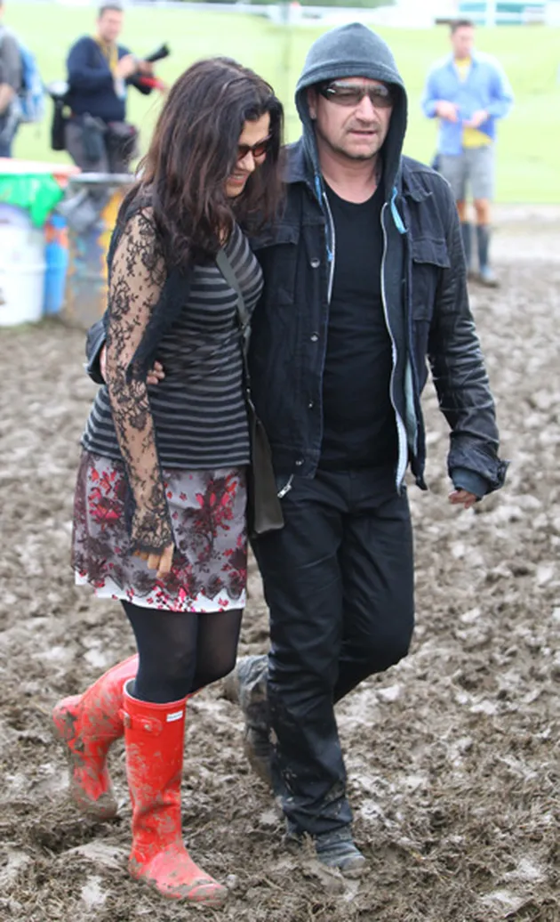 Vokalis band U2, Bono juga hadir beserta istri. Dengan boots merah menyala, apakah ia khawatir kakinya terinjak orang lain?