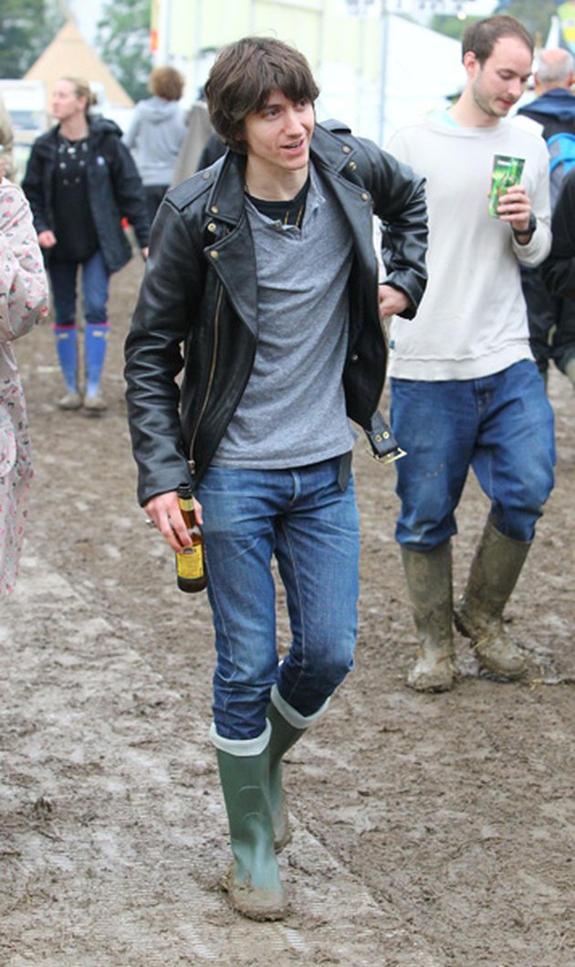Datang dengan mengenakan boots karet, Alex Turner tetap kelihatan keren. Bagaimana bisa ya guys? Ada yang tahu rahasianya?