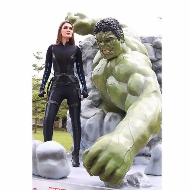 Luna Maya Jadi Black Widow