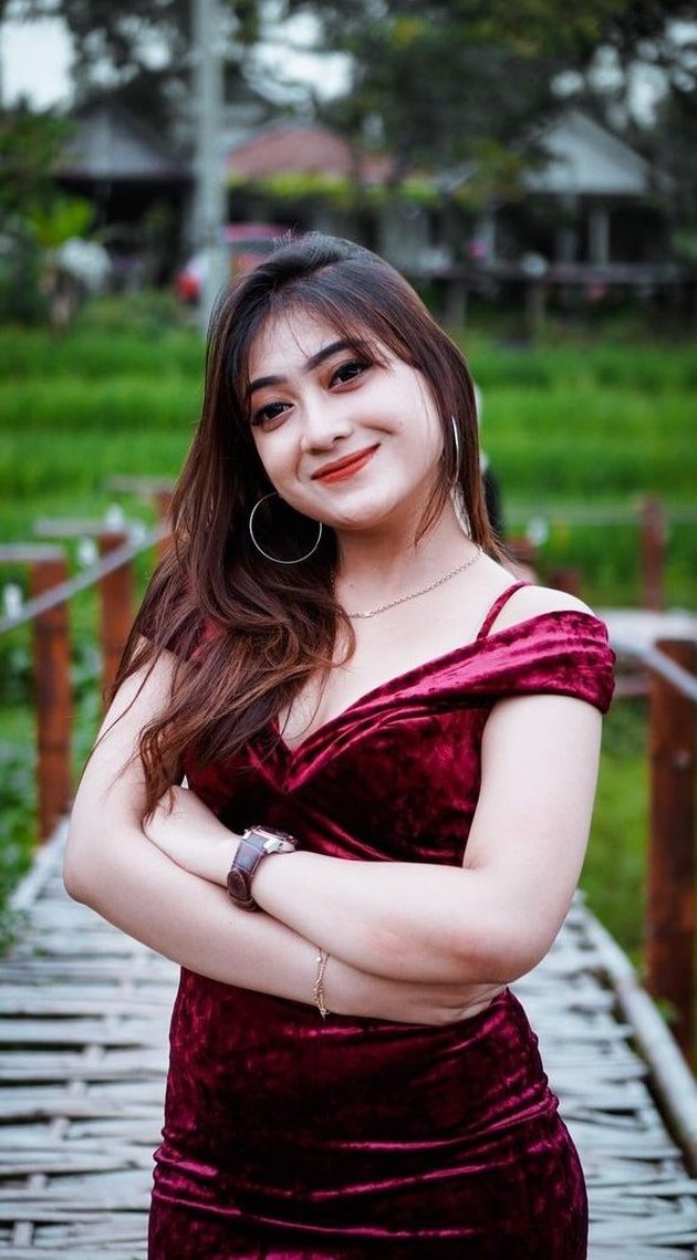 Shinta ini penyanyi dangdut yang sedang naik daun di beberapa waktu terakhir. Sering kali sosoknya masuk ke dalam jajaran list laman trending musik di youtube.