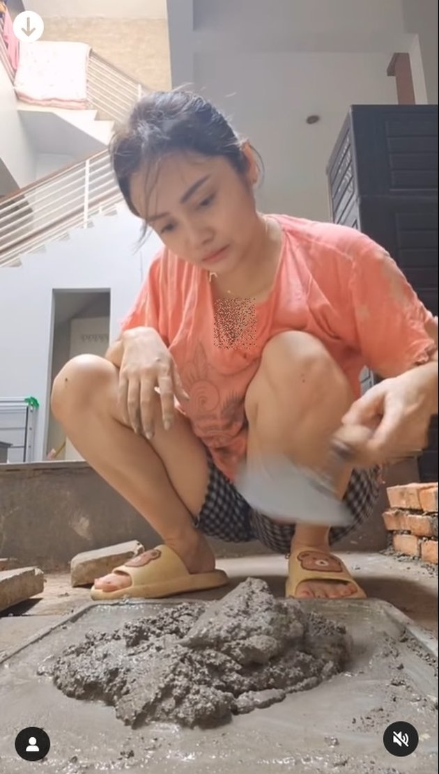 Independent Single Mom! 8 Photos of Mawar AFI Still Looking Beautiful While Mixing Cement - Netizens: I'm Ready to Be Your Worker