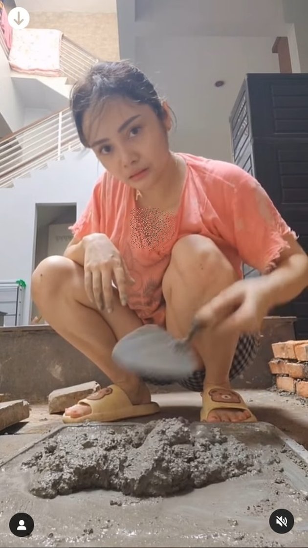 Independent Single Mom! 8 Photos of Mawar AFI Still Looking Beautiful While Mixing Cement - Netizens: I'm Ready to Be Your Worker