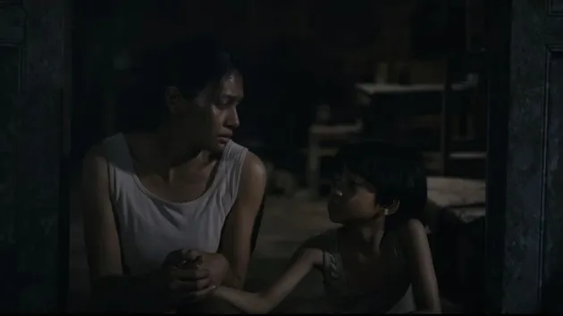 Ambar (Raihaanun) dan anaknya dalam film ANGKARA MURKA